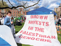 סטודנטים בבראון, באפריל. האוניברסיטה תערוך הצבעה בנושא החרם על ישראל / צילום: Reuters, Anibal Martel