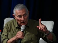 אלוף במיל' דורון אלמוג, יו''ר הסוכנות היהודית ומפקד פיקוד דרום לשעבר בשיחה עם אלמוג בוקר / צילום: תמר מצפי