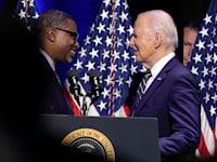 ג'ו ביידן עם דריק ג'ונסון, מנכ''ל ארגון NAACP / צילום: ap, Susan Walsh