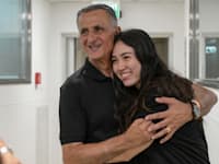 נועה ארגמני באיחוד עם אביה לאחר שחולצה מהשבי בביה״ח שיבא תל השומר / צילום: מעיין טואף / לע״מ