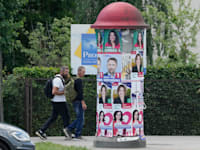 כרזות של מועמדים פולנים לפרלמנט האירופי, סמוך לוורשה / צילום: ap, Czarek Sokolowski