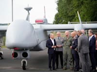 הקנצלר שולץ (משמאל) ליד מל''ט הרון TP של התעשייה האווירית. הראשון מהסדרה שגרמניה חוכרת / צילום: Reuters, IMAGO/Thomas Bartilla