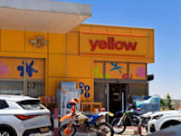 חנות של yellow בתחנת דלק של פז / צילום: טלי בוגדנובסקי
