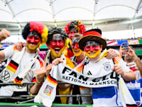 אוהדים גרמנים במשחק מול שווייץ באיצטדיון בפרנקפורט / צילום: Reuters, Tom Weller