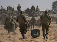 תרומה לא מוכרת: חיילים קונים ציוד, המדינה מערימה קשיים ומסים / צילום: Associated Press, Tsafrir Abayov