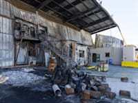 מפעל נירלט השרוף בניר עוז / צילום: לירון מולדובן