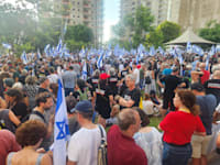 מפגינים בבית ההסתדרות, היום / צילום: איציק בן לוי