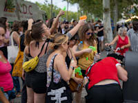 מפגינות בברצלונה יורות ברובי מים לעבר יושבי המסעדות ובתי הקפה / צילום: Reuters, Europa Press/ABACA