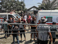 פלסטינים באיזור הפגיעה בחאן יונס. בעולם מתמקדים בפגיעה האזרחית / צילום: Reuters, Abed Rahim Khatib