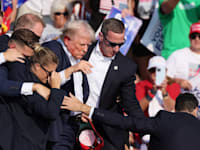 טראמפ מיד לאחר הירי בעצרת הבחירות / צילום: Reuters, Brendan McDermid