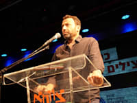 רביב דרוקר בכנס החירום של חדשות 13 / צילום: אור בן אסולי