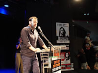 רביב דרוקר בכנס החירום של ארגון העיתונאים ועובדי חדשות 13 / צילום: אור בן אסולי