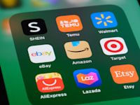 אפליקציות אתרי קניות סיניים מוצגים על פני מסך הסמארטפון / צילום: Shutterstock