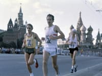 רצי מרתון בכיכר האדומה במוסקבה, 1980. רוב המדינות הדמוקרטיות החרימו את האולימיפיאדה / צילום: ap