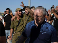 מפגינים בשער בסיס שדה תימן, היום / צילום: ap, Tsafrir Abayov
