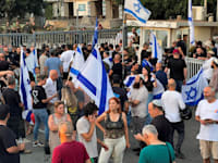 מפגינים בכניסה לבסיס בית ליד, הערב / צילום: Reuters, Rami Amichay