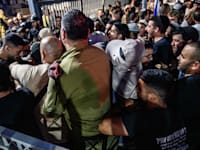 מפגינים מנסים לפרוץ לבית הדין הצבאי בבית ליד / צילום: Matan Golan / SOPA Images