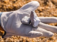 כורה מחזיק גוש כסף / צילום: Shutterstock