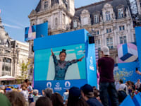 קהל מתאסף מחוץ למלון de Ville בפריז, לצפות בסימון ביילס מופיעה באוליפאידה, יום ראשון / צילום: ap, David Goldman