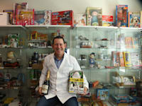 שון ג'ייקובסון, לצד האוסף. הוציא עשרות אלפי דולרים ברכישת הפריטים / צילום: Jed Jacobsohn