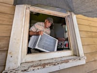 גמלאי המתנדב ב''ידיים בקהילה'', ארגון המסייע למבוגרים מעוטי יכולת / צילום: Reuters, Ron Holman /USA TODAY