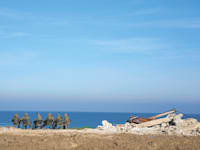 חיילי מילואים בחוף עזה / צילום: Associated Press, Ariel Schalit