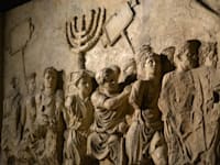 תבליט מנורת המקדש. בשער טיטוס ברומא / צילום: Shutterstock
