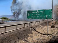 שריפה כתוצאה ממטח של חיזבאללה בכניסה לקריית שמונה (יולי 2024) / צילום: Reuters, Avi Ohayon