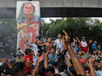 צעירים בנגלדשים חוגגים את הדחת ראש הממשלה שייח' חסינה / צילום: ap, Fatima Tuj Johora