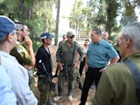 מנכ''ל משרד הביטחון אייל זמיר עם בכירים בצה''ל, בעת קיום הפיילוט בעוטף עזה / צילום: אגף דוברות וקשרי ציבור במשרד הביטחון