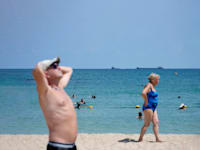 רוחצים בחוף הים בחיפה, השבוע. ''מה יש לנו לעשות מול האיום האיראני?'' / צילום: Associated Press, Ohad Zwigenberg