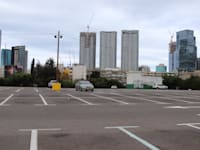 חניון הסינרמה בת''א, בו אמור לקום אחד המרכזים / צילום: Shutterstock