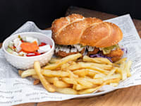 שניצל בחלה בפודטארק קוליס / צילום: דנה בר-און