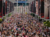 מעריצות של טיילור סוויפט בכניסה לאיצטדיון וומבלי, בשבוע שעבר / צילום: ap, Alastair Grant