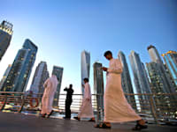 שדרת עסקים בדובאי. גם שעות העבודה היומיות הופחתו / צילום: ap, Kamran Jebreili