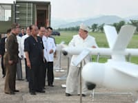 קים ג'ונג־און בוחן את המל''טים החדשים / צילום: קוריאה הצפונית