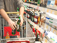 יבואני האלכוהול לא קיבלו התראה רשמית ממשרד הכלכלה על עצירת סחורתם, וכך גם לא על שחרורה / אילוסטרציה: Shutterstock, bodnar.photo