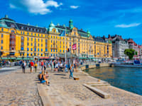 אנשים מטיילים בסטוקהולם, שבדיה / צילום: Shutterstock