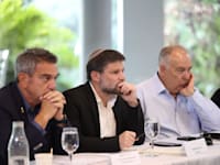 מימין לשמאל: יו''ר נשיאות המגזר העסקי דובי אמיתי, שר האוצר בצלאל סמוטריץ' ונשיא המגזר העסקי רון תומר / צילום: חן גלילי