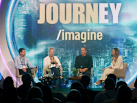 דניאל לואב מדבר בכנס Journey של פירמת EY, לצד איל וולדמן ואורן זאב / צילום: שאולי לנדנר