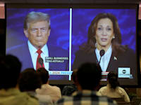 סטודנטים אמריקאים צופים בעימות בין קמלה האריס לדונלד טראמפ, הלילה / צילום: Associated Press, Darron Cummings