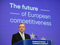 הכלכלן והפוליקיטאי מריו דראגי מציג את הדוח לצמיחה הכלכלית של האיחוד האירופי / צילום: Reuters, Yves Herman