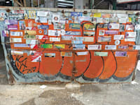 סטיקרים של הנצחה בשוק הכרמל בתל אביב / צילום: מיטל שטדלר