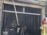 אחת מהחנויות שנשרפו לאחר הפיצוץ ברמלה / צילום: כבאות והצלה