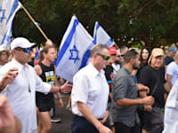 אדלשטיין מלווה במפגינים הבוקר / צילום: יאיר פלטי