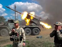 חיילים רוסיים משגרים טיל לעבר מטרה באוקראינה / צילום: ap, Russian Defense Ministry Press Service