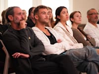 משמאל: במאי הסרט יורם זק, האחים מיה ואיתי רגב, אביהם אילן ונועה ארגמני / צילום: אוהד קב