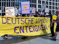 הפגנה הקוראת להלאים חברות המחזיקות בפורטופוליו של אלפי דירות בברלין / צילום: Shutterstock