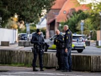 שוטרים בזירת אירוע זריקת הרימונים בשגרירות ישראל בקופנהגן, בשבוע שעבר / צילום: Reuters, Emil Nicolai Helms