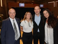 מימין: יעל אבקסיס, אילן סיגל מנכ''ל yes, סבין תעסה ויעקב (קובי) בליטשטיין, מנכ''ל משרד החוץ / צילום: רפי דלויה